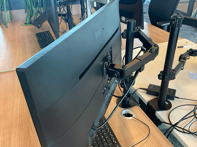 Philips brilliance 272b 27” monitor met statief - afbeelding 2 van  3