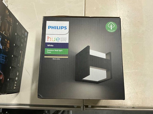 Philips hue white outdoor wall light fuzo - afbeelding 1 van  2
