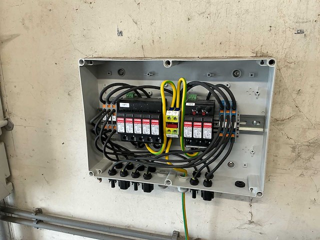 Phoenix contact sol-sc-1st-0-dc-3mppt-1004se pv string combiner boxen – 1000 v dc – 10 stuks - afbeelding 6 van  14