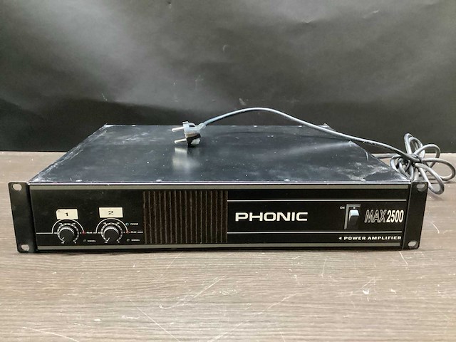 Phonic - max 2500 - versterker - afbeelding 1 van  4