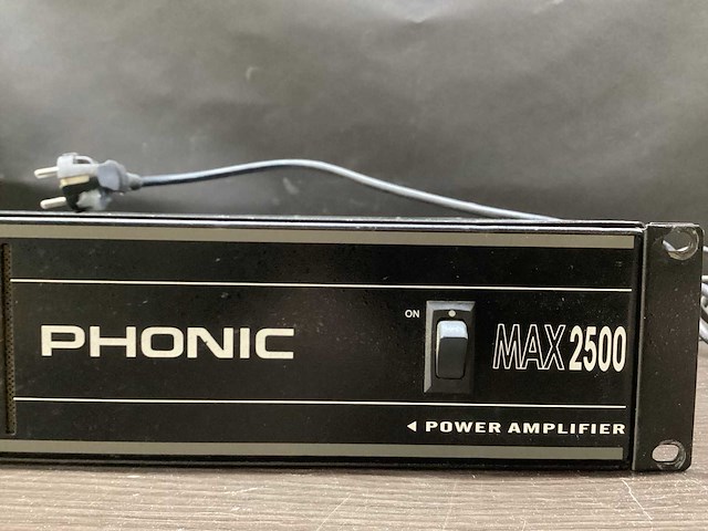 Phonic - max 2500 - versterker - afbeelding 2 van  4