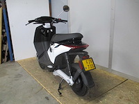 Piaggio - bromscooter - 1 - e-scooter - afbeelding 2 van  11