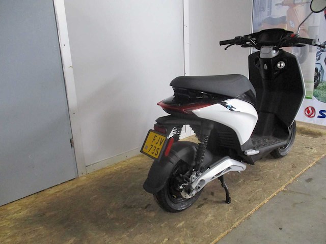 Piaggio - bromscooter - 1 - e-scooter - afbeelding 9 van  11