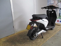 Piaggio - bromscooter - 1 - e-scooter - afbeelding 9 van  11