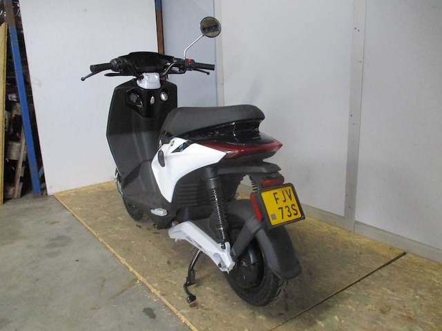 Piaggio - bromscooter - 1 - e-scooter - afbeelding 2 van  11