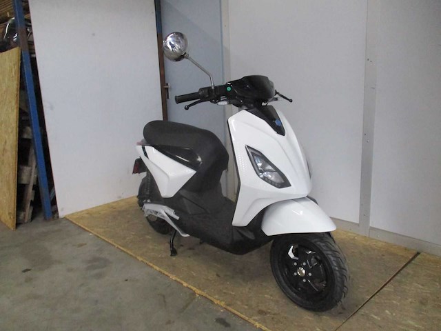 Piaggio - bromscooter - 1 - e-scooter - afbeelding 7 van  11