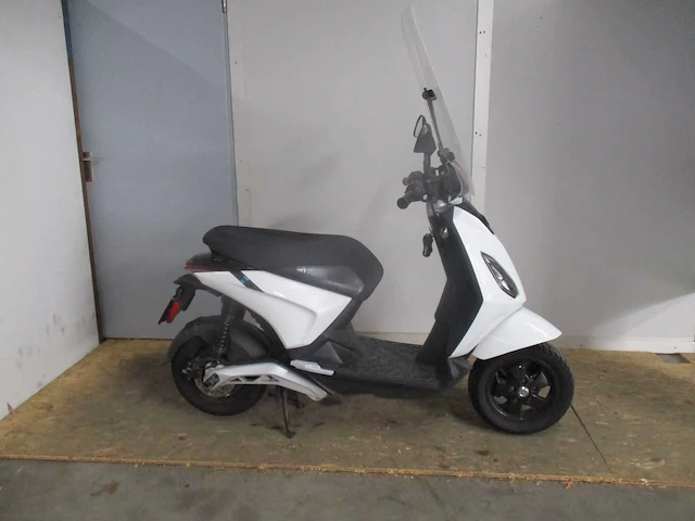 Piaggio - bromscooter - 1 plus - e-scooter - afbeelding 8 van  11