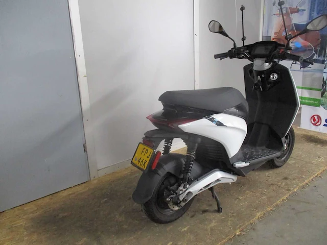 Piaggio - bromscooter - 1 plus - e-scooter - afbeelding 9 van  11