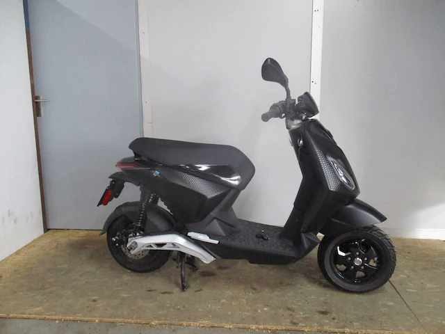 Piaggio - bromscooter - 1 plus - e-scooter - afbeelding 9 van  11