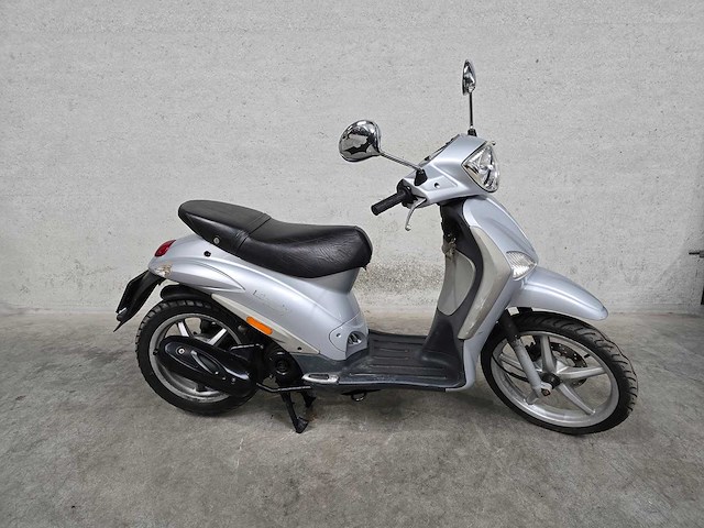 Piaggio - bromscooter - liberty - 4t 45km uitvoering 57dgd1 - afbeelding 1 van  7