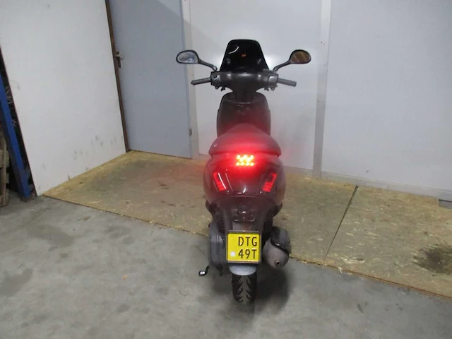 Piaggio - bromscooter - zip sp look injectie - scooter - afbeelding 9 van  10