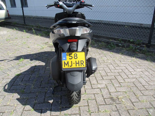 Piaggio - driewieler motorscooter - 300 ie mp3 yourban rl - motorfiets - afbeelding 4 van  15