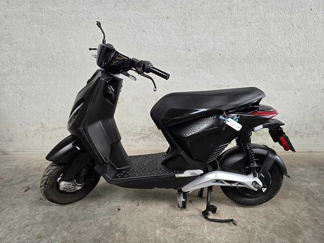 Piaggio - elektrische bromscooter - one - 45km uitvoering flr58z - afbeelding 1 van  8