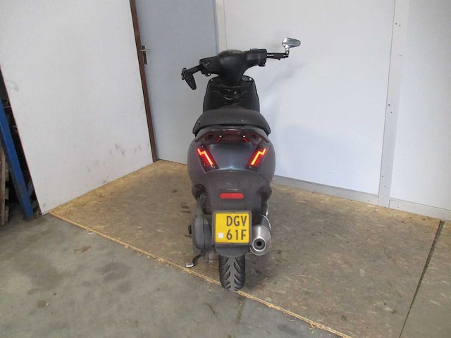 Piaggio - schade bromscooter - zip sp look - scooter - afbeelding 10 van  10