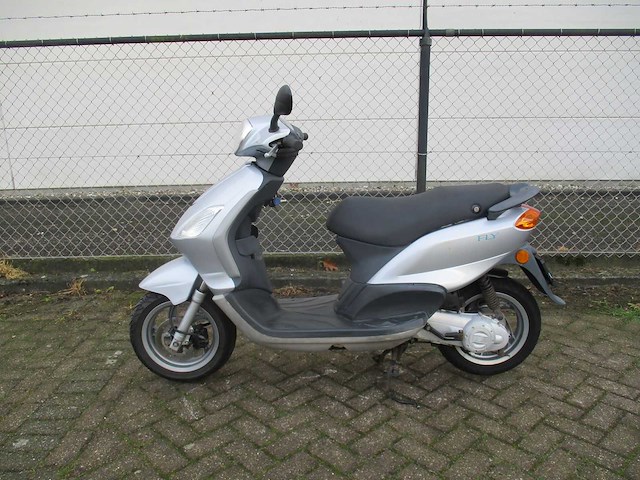 Piaggio - snorscooter - fly 2 takt! - scooter - afbeelding 1 van  11