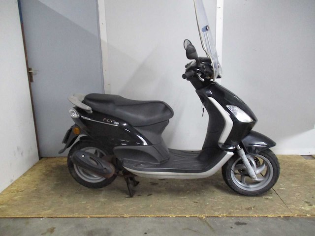 Piaggio - snorscooter - fly 4t - scooter - afbeelding 8 van  11