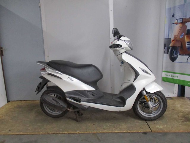 Piaggio - snorscooter - new fly 4t - scooter - afbeelding 7 van  8