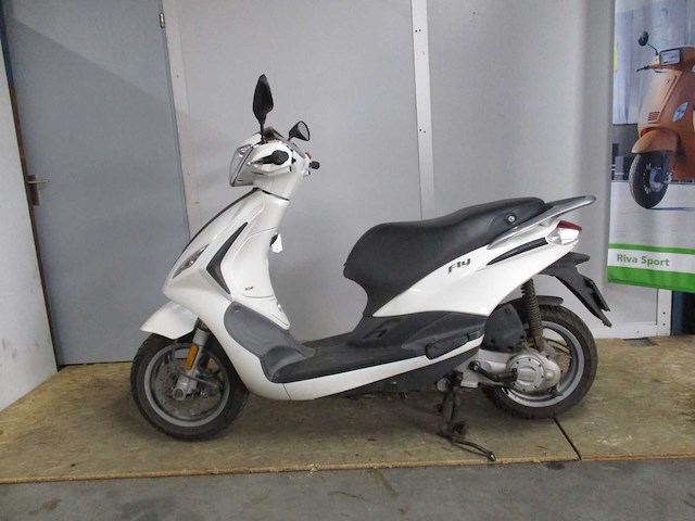 Piaggio - snorscooter - new fly 4t - scooter - afbeelding 1 van  11
