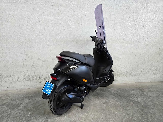 Piaggio - snorscooter - zip - 4t 25km uitvoering drj96n - afbeelding 1 van  1
