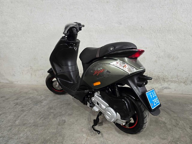 Piaggio - snorscooter - zip - brommer - afbeelding 1 van  1
