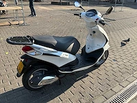 Piaggio bromscooter fly 4t scooter - afbeelding 24 van  28
