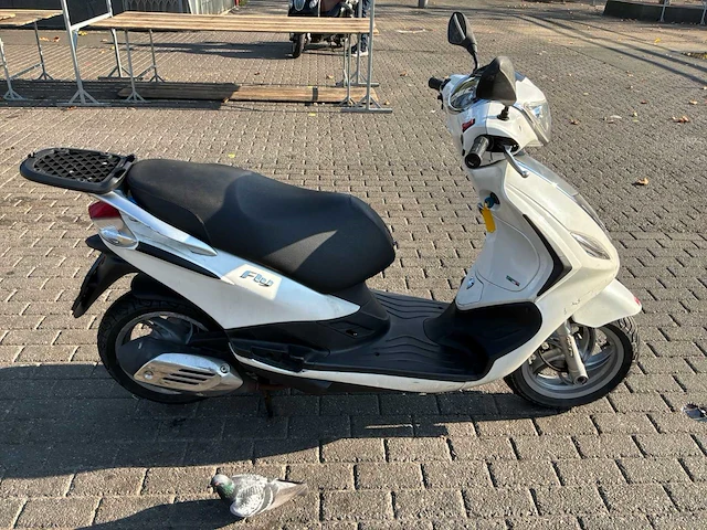 Piaggio bromscooter fly 4t scooter - afbeelding 25 van  28