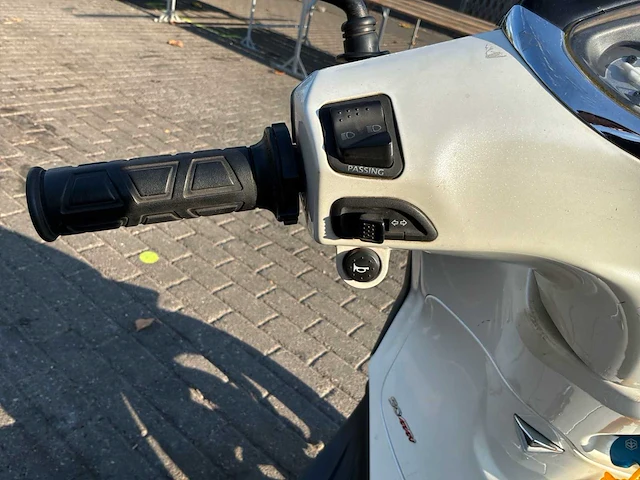 Piaggio bromscooter fly 4t scooter - afbeelding 17 van  28