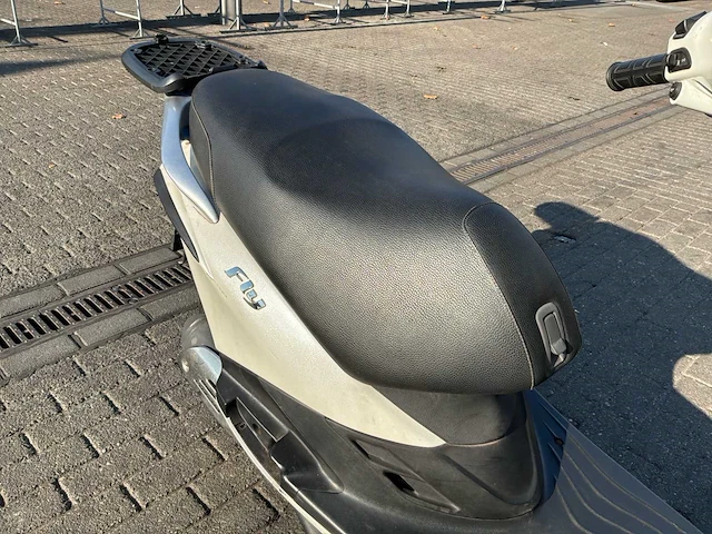 Piaggio bromscooter fly 4t scooter - afbeelding 19 van  28