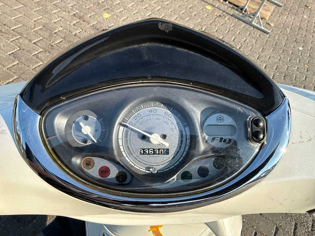 Piaggio bromscooter fly 4t scooter - afbeelding 21 van  28