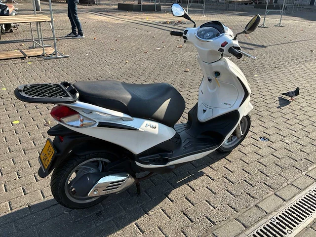 Piaggio bromscooter fly 4t scooter - afbeelding 24 van  28
