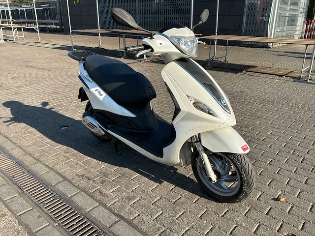 Piaggio bromscooter fly 4t scooter - afbeelding 26 van  28