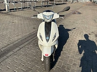 Piaggio bromscooter fly 4t scooter - afbeelding 27 van  28