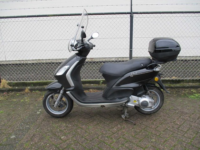 Piaggio fly 125 - motorscooter - motorfiets - afbeelding 1 van  11