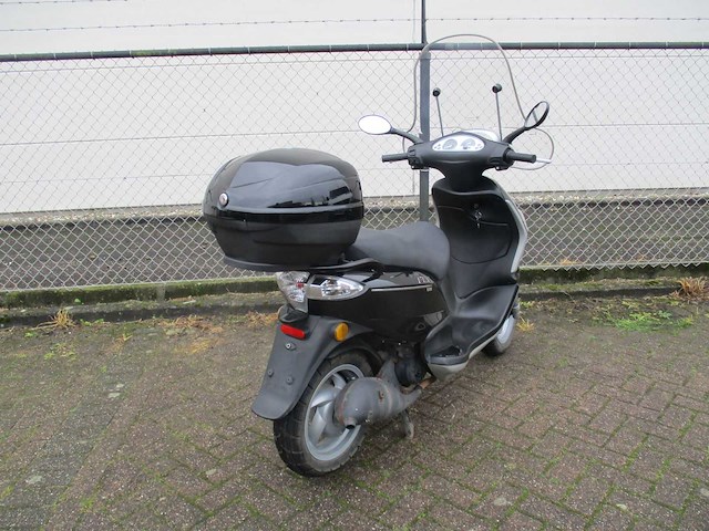 Piaggio fly 125 - motorscooter - motorfiets - afbeelding 9 van  11