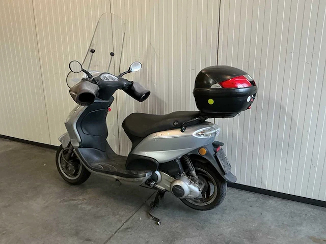 Piaggio fly 125 motorcycle - afbeelding 1 van  8