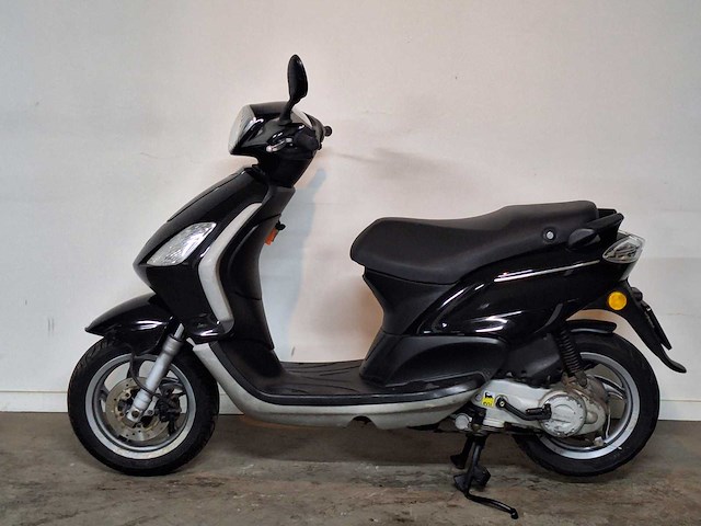 Piaggio fly 25 km snorscooter 4takt - afbeelding 1 van  3