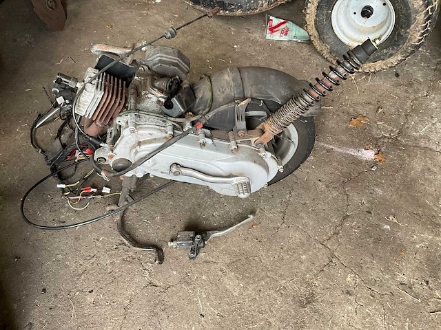 Piaggio motorblok v.v. kabelboom en velg - afbeelding 1 van  5