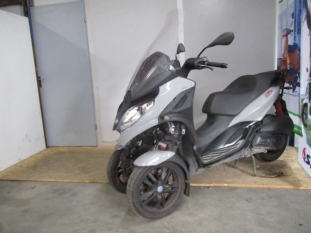 Piaggio mp3 - motorscooter (driewieler) - 300 hpe sport abs/asr - motorcycle - afbeelding 10 van  14