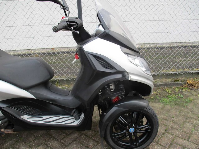 Piaggio mp3 300 hpe - driewieler motorscooter - sport - motorfiets - afbeelding 14 van  14
