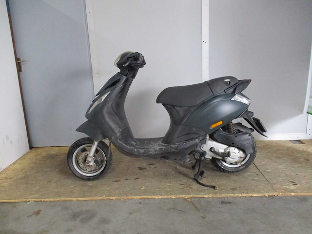 Piaggio zip 4 t alleen voor onderdelen! - snorscooter - scooter - afbeelding 1 van  11