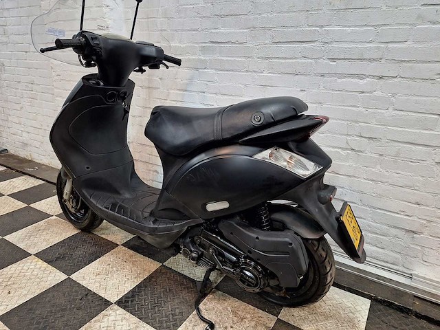 Piaggio zip 45 km bromscooter 4takt - afbeelding 3 van  7