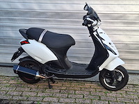Piaggio zip 45km bromscooter 4-takt - afbeelding 5 van  7