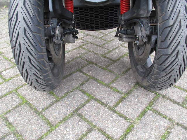 Piagio mp3 300 hpe - driewieler motorscooter - sport - motorfiets - afbeelding 12 van  15