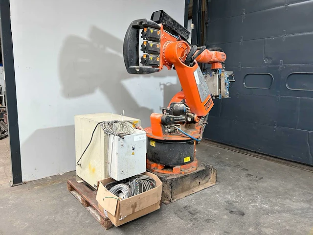 Pick and place - kuka - kr 150l 150sp/2 - industrial robot - 2001 - afbeelding 8 van  14