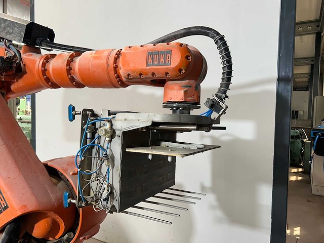 Pick and place - kuka - kr 150l 150sp/2 - industrial robot - 2001 - afbeelding 9 van  14