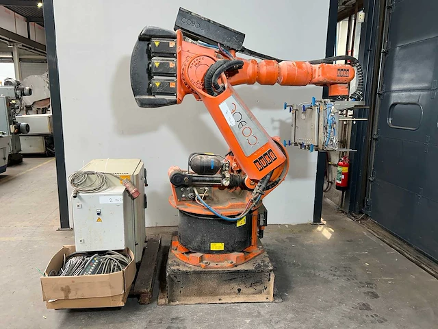 Pick and place - kuka - kr 150l 150sp/2 - industrial robot - 2001 - afbeelding 1 van  14