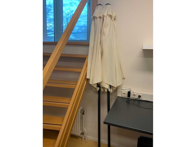 Picknickbank met parasol en kussens (2x) - afbeelding 4 van  15