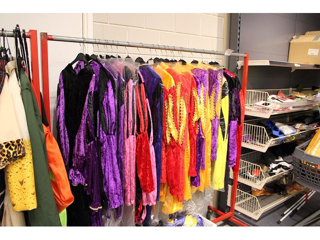 Pietenpakken en accessoires aan kleding rek en twee kratten, 22 stuks. - afbeelding 1 van  3
