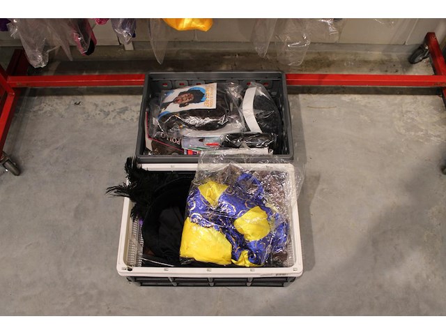 Pietenpakken en accessoires aan kleding rek en twee kratten, 22 stuks. - afbeelding 3 van  3