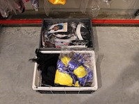 Pietenpakken en accessoires aan kleding rek en twee kratten, 22 stuks. - afbeelding 3 van  3